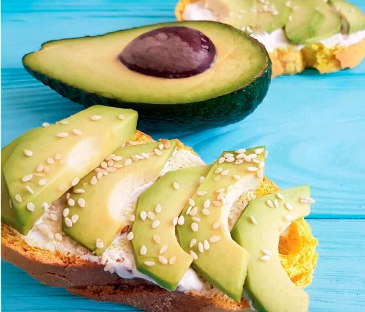 Avocadoscheiben und Sesam